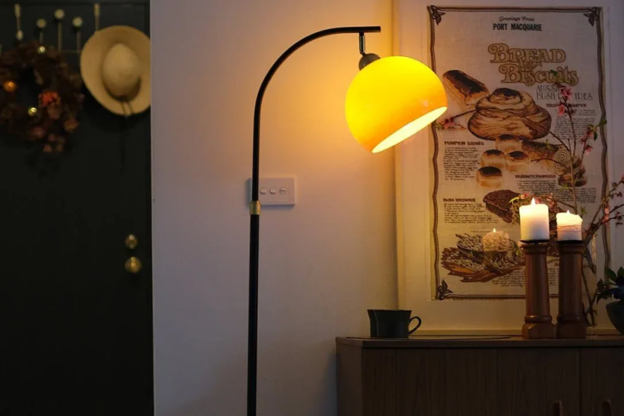 How to Clean a Glass Lamp Without Leaving Water Marks?