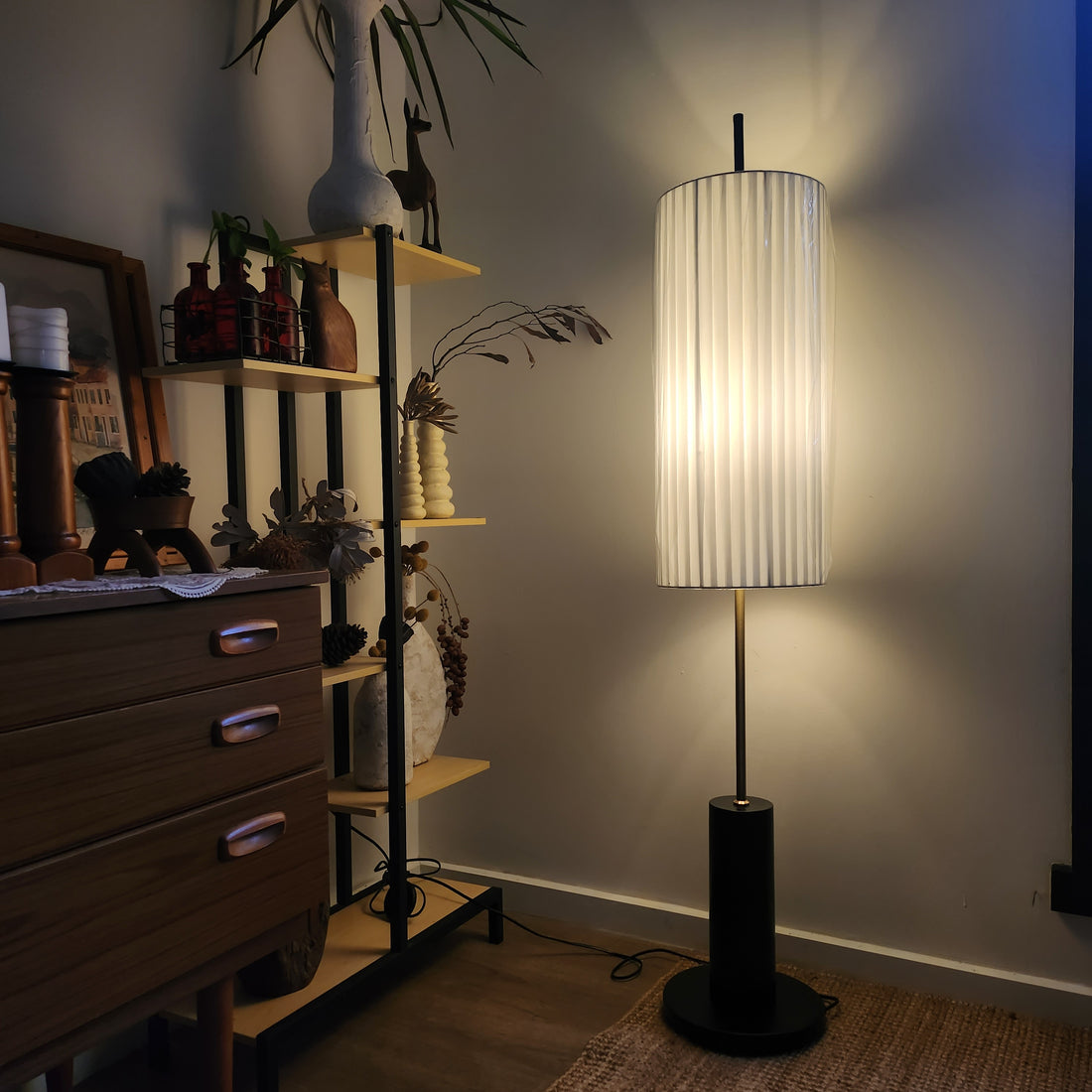 Zen Art Japandi Floor Lamp: The effect of illuminating the darkness.