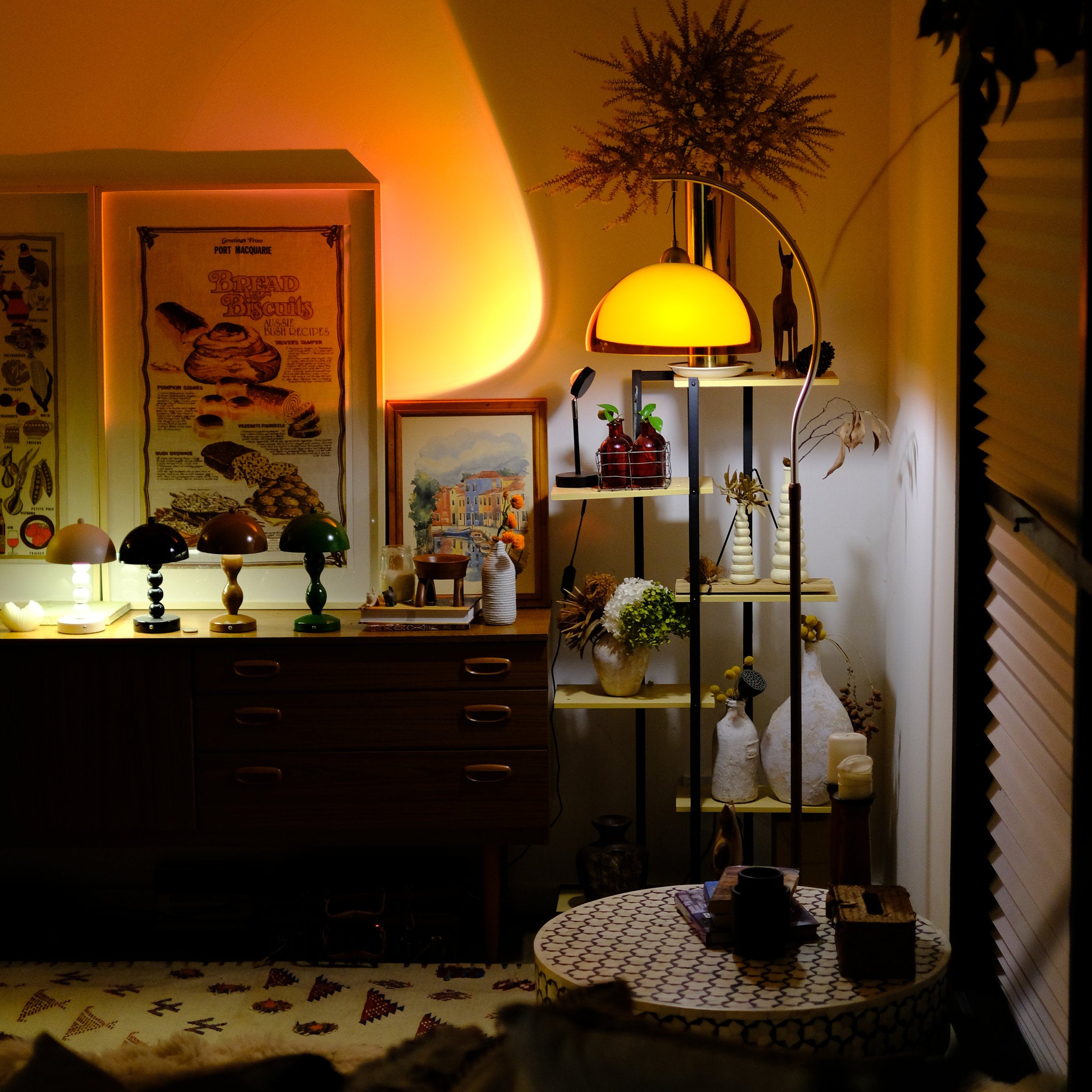 The Coby curved floor lamp features double mushroom-shaped lampshades and an optional shelf, combining a stylish appearance with a comfortable experience.