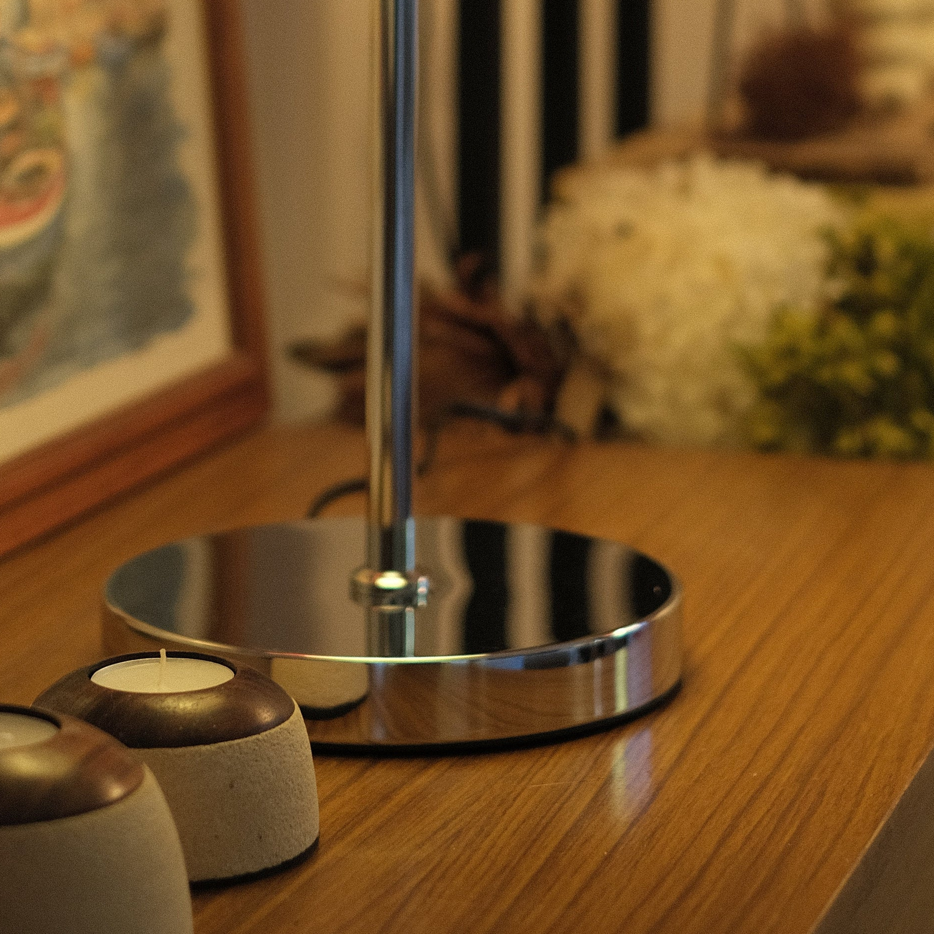 The coby lamp's metal base is shown; it is sturdy and durable.