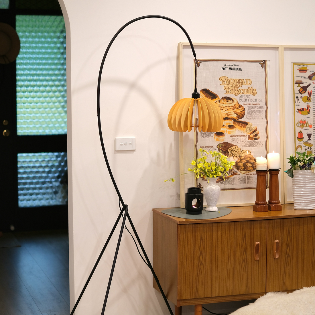 Hazel Tripod Wood Pumpkin Floor Lamp – Sculptural Modern Arc Lighting for Cozy Interiors